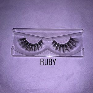 False Eyelashes (Ruby)
